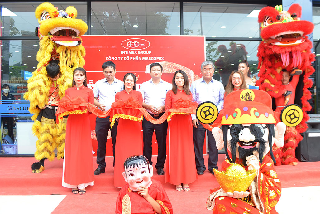 Cắt băng khánh thành siêu thị Mascopex Market.