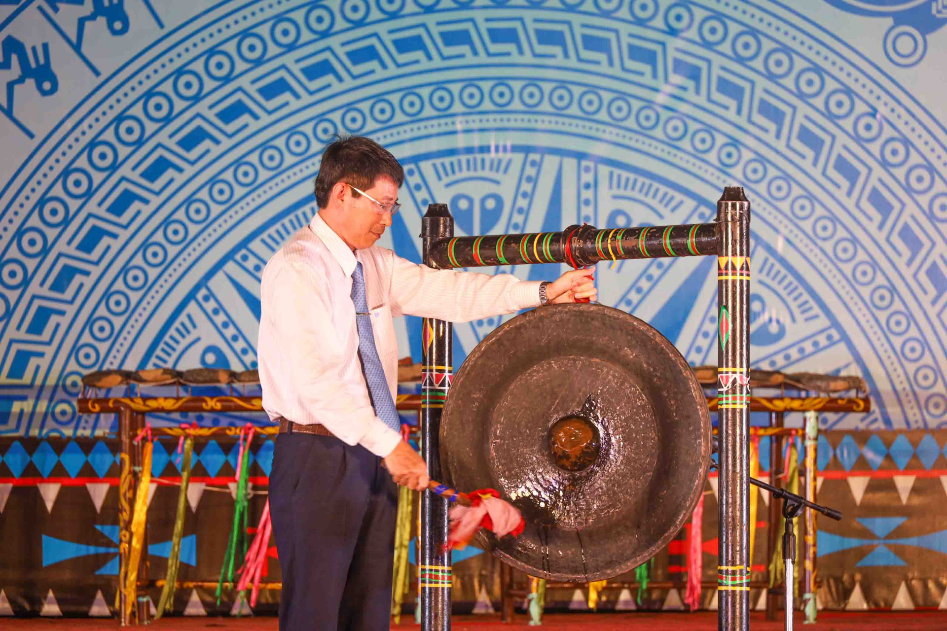 Dinh Van Thieu beating gong to open the 2022 Vietnam Ethnic Groups’ Cultural Day in Khanh Hoa