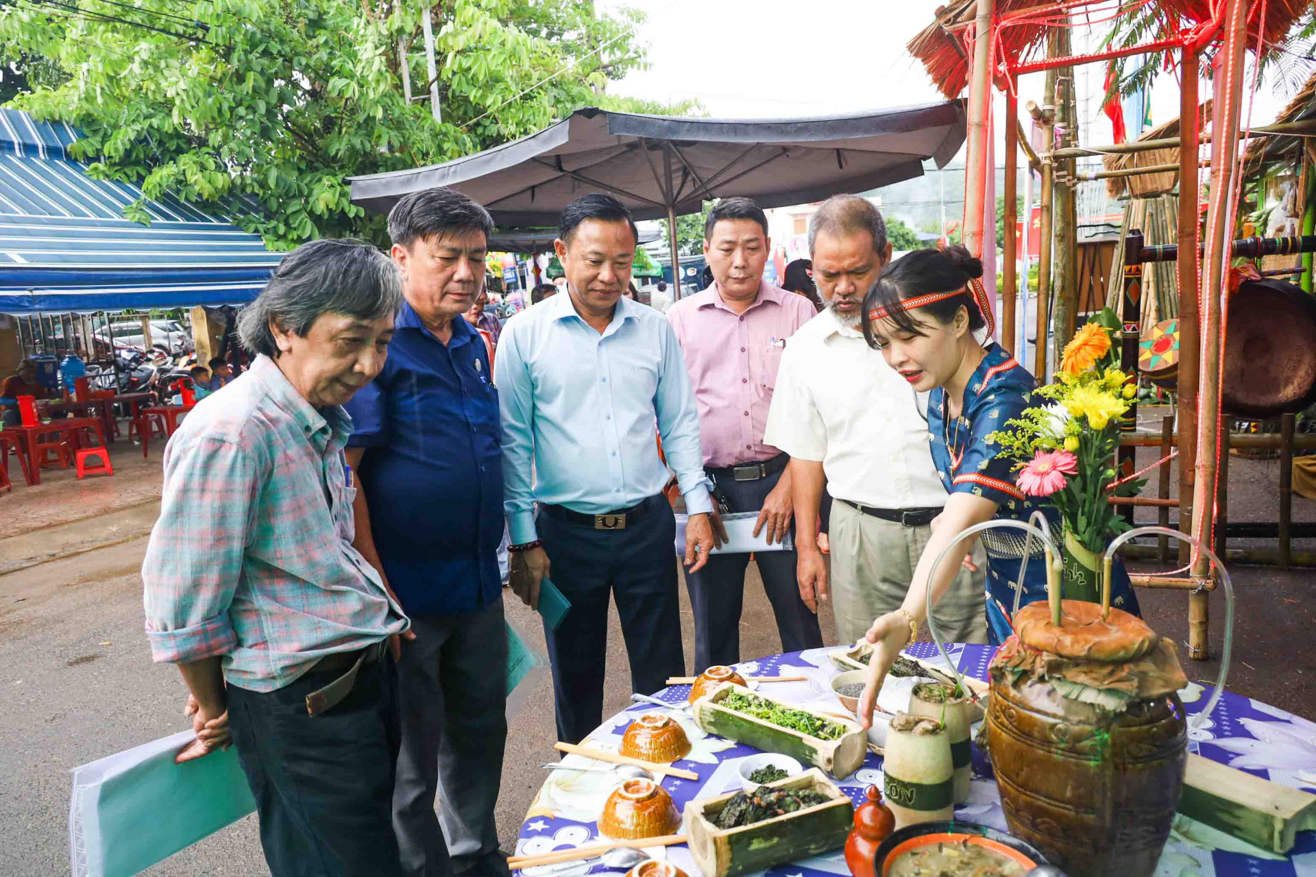 Introducing traditional specialties of Raglai people to the jury