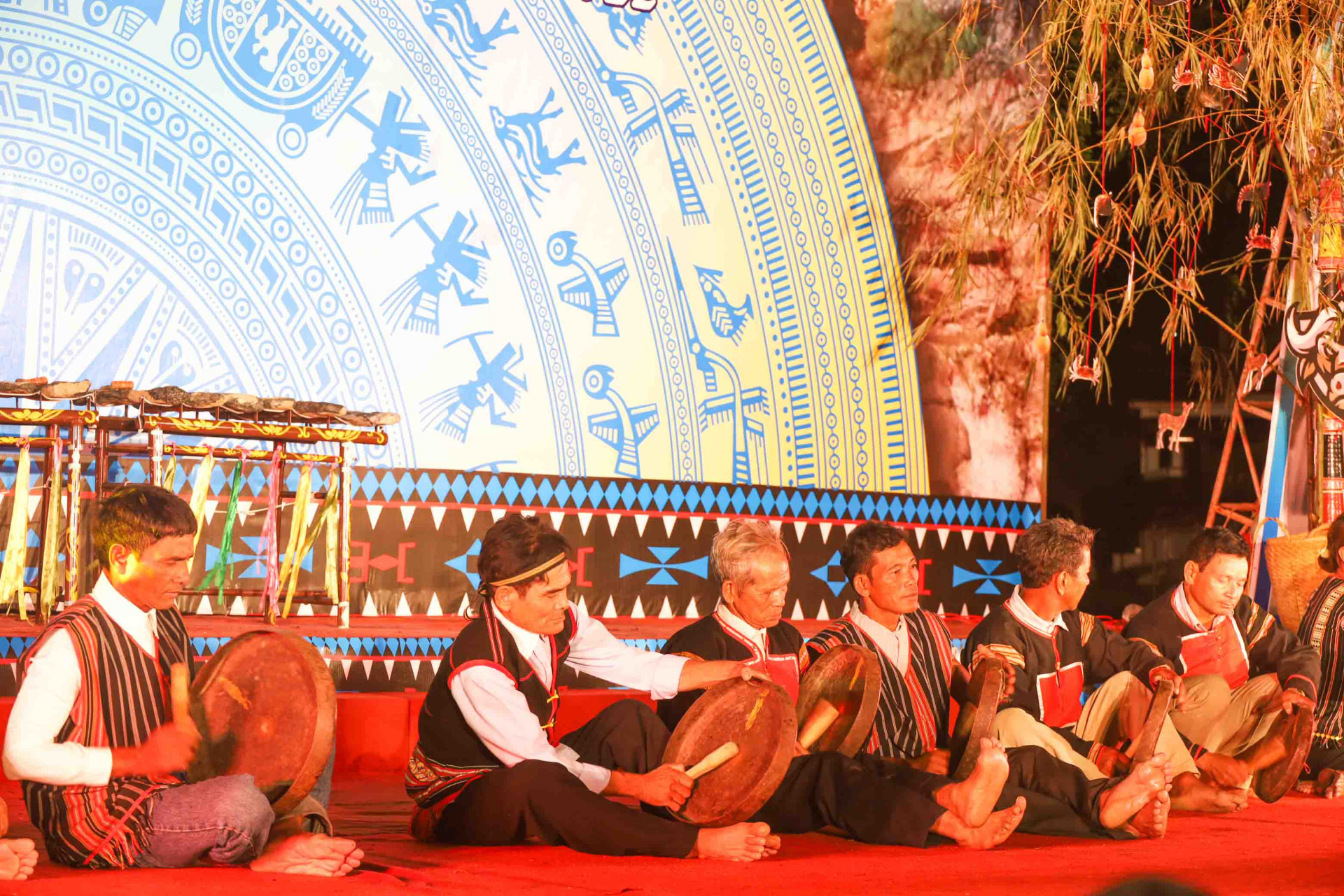 Gong performance of Ede people in Khanh Vinh District 