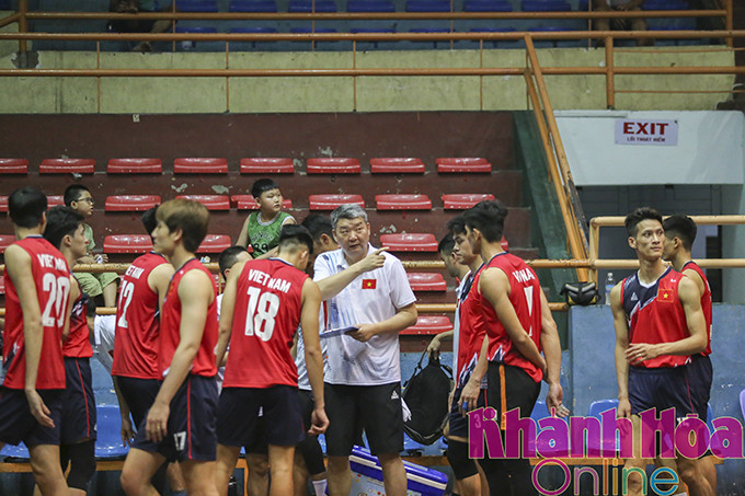 Head coach Li Huan Ning (white jersey) instructing players of Vietnam’s national male volleyball team
