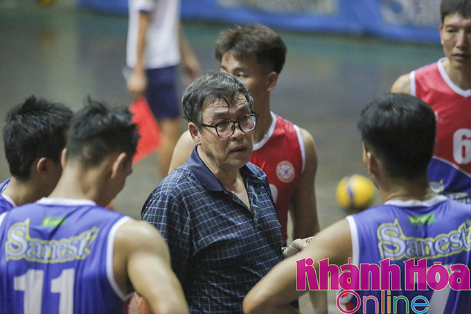 Head coach Bui Quang Ngoc of Sanest Khanh Hoa