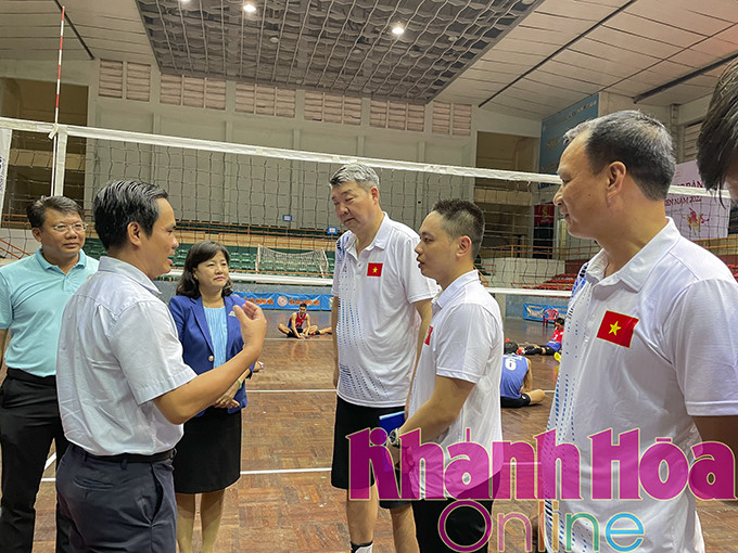 Leadership of Khanh Hoa State-owned Salangane Nest One Member Co., Ltd. offering words of encouragement to Vietnam’s national male volleyball team