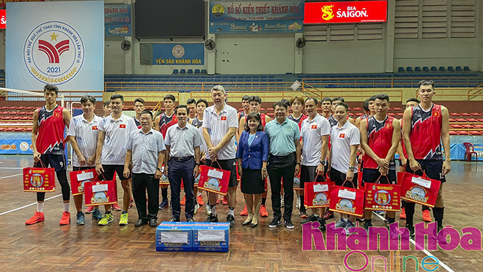Leadership of Khanh Hoa State-owned Salangane Nest One Member Co., Ltd. and Vietnam’s national male volleyball team posing for photo 