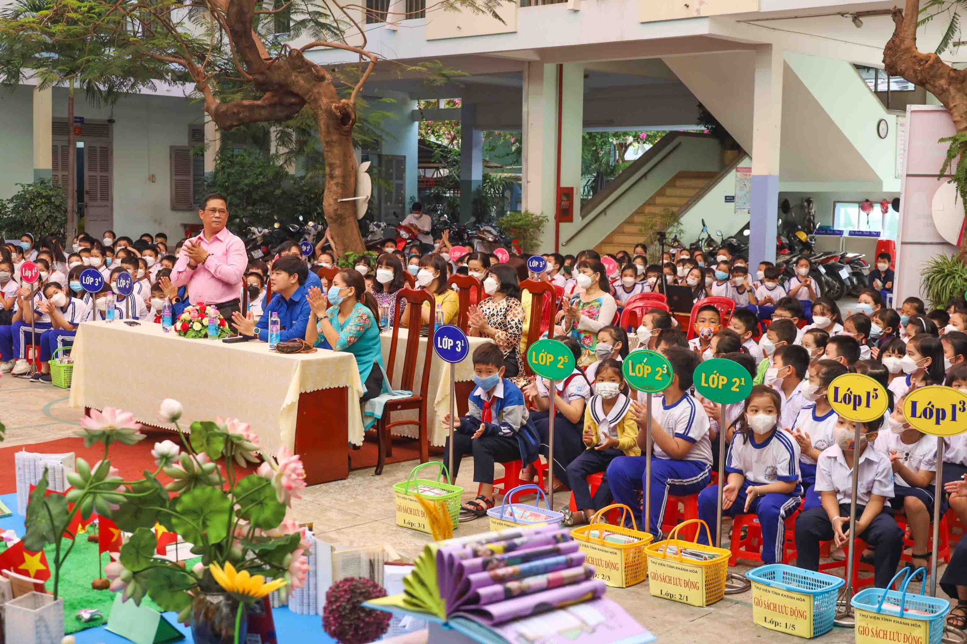 Học sinh, giáo viên và các đại biểu tham gia ngày hội văn hóa đọc. 