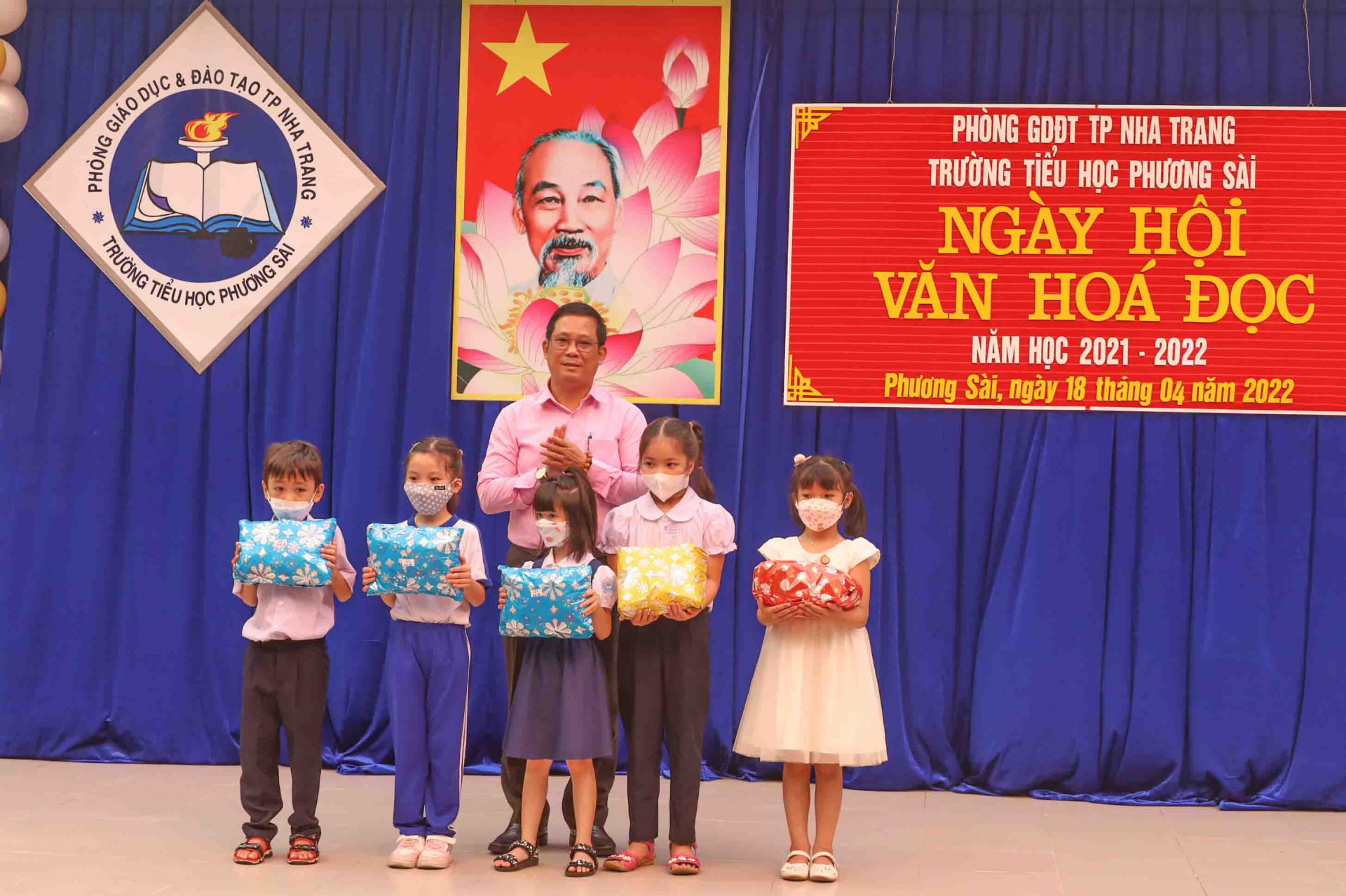 Đại diện Ban giám hiệu nhà trường tặng quà cho học sinh có những phần thi xuất sắc.