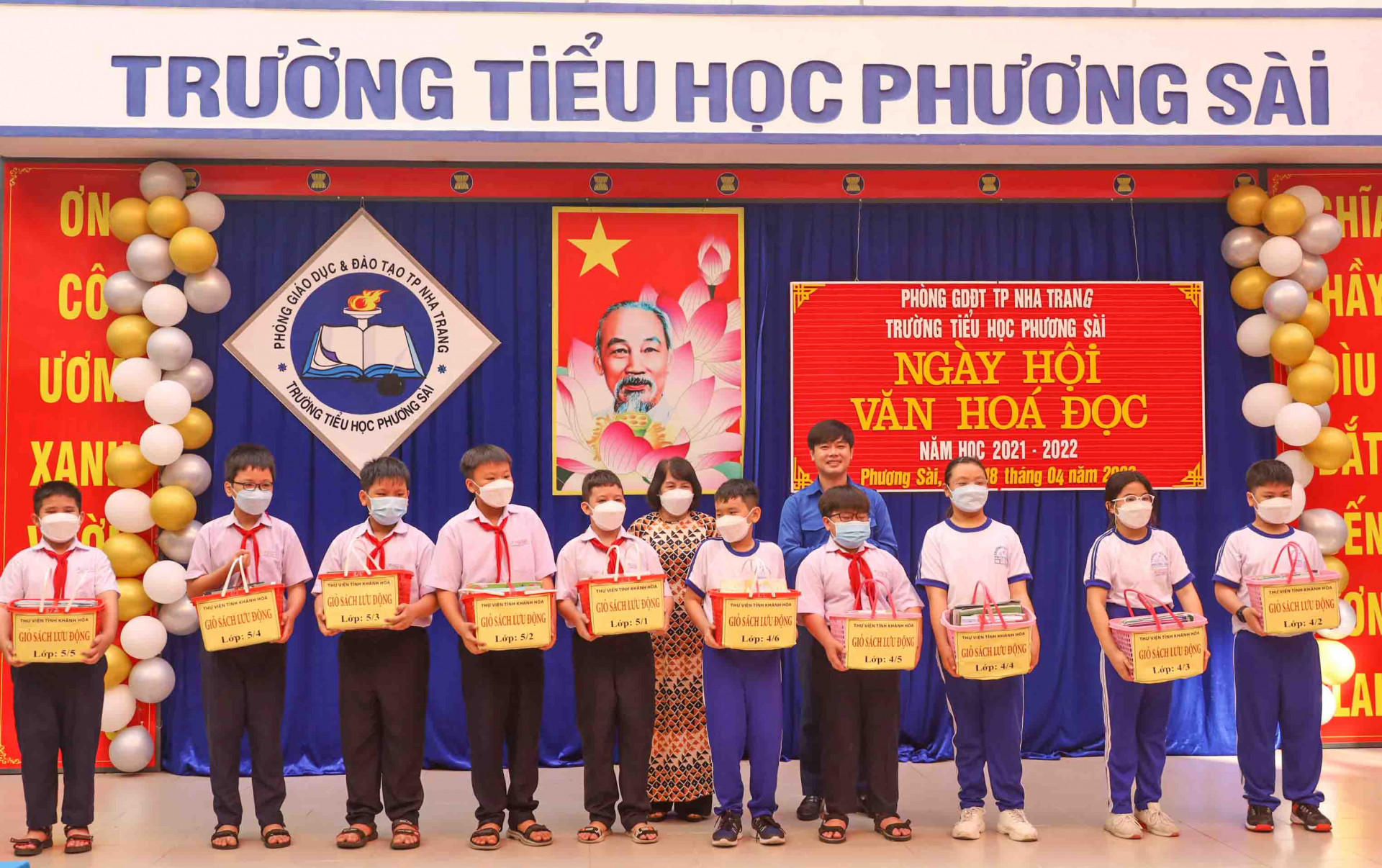 Đại diện Tỉnh đoàn Khánh Hòa và Thư viện tỉnh Khánh Hòa trao sách đến học sinh các khối lớp. 