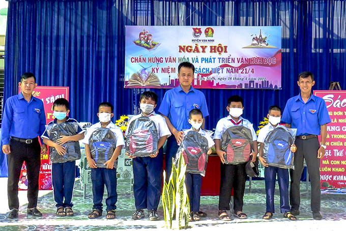 Huyện đoàn - Hội đồng Đội huyện Vạn Ninh: Tổ chức Ngày hội chấn hưng văn hóa và phát triển văn hóa đọc