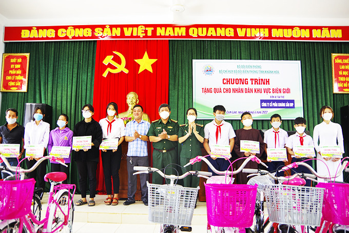Lãnh đạo Bộ đội Biên phòng tỉnh tặng xe đạp cho học sinh nghèo vượt khó.