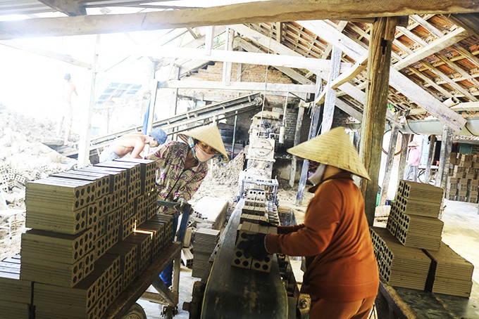ơ sở sản xuất gạch ngói của ông Trương Nho (xã Ninh Bình) cho doanh thu hàng trăm triệu đồng/năm.