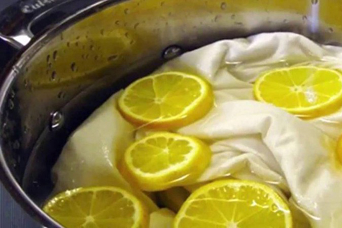 Mẹo cực hay làm sạch vết mồ hôi ố vàng trên áo trắng