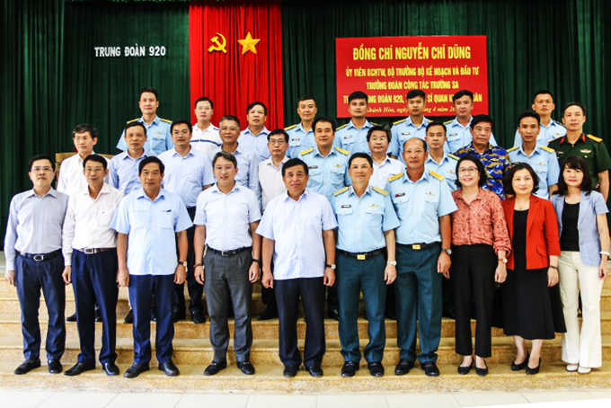 Bộ trưởng Bộ Kế hoạch và Đầu tư Nguyễn Chí Dũng thăm Trung đoàn Không quân 920