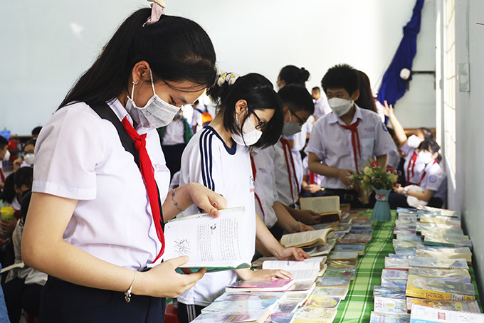 Học sinh Trường THCS Trần Quốc Toản đọc sách được giới thiệu tại trường.