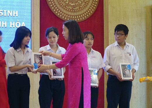 Bà Trương Minh Hà - Chủ tịch Công đoàn ngành Giáo dục tỉnh trao máy tính bảng cho các học sinh. 