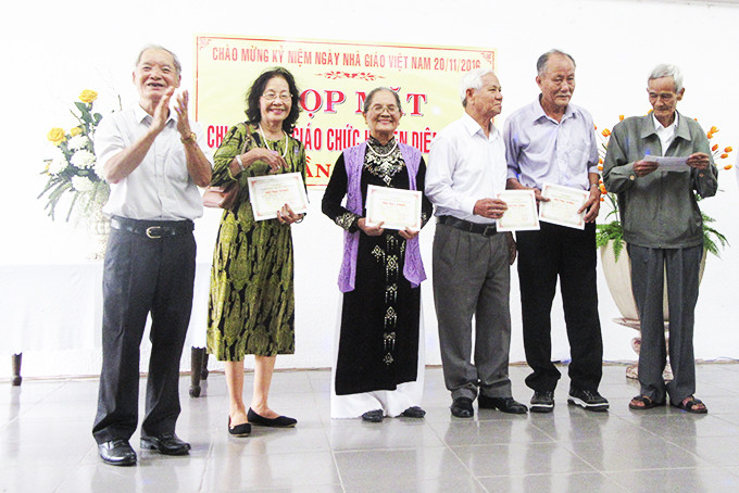 Hội Cựu giáo chức huyện Diên Khánh mừng thọ các nhà giáo lão thành. 