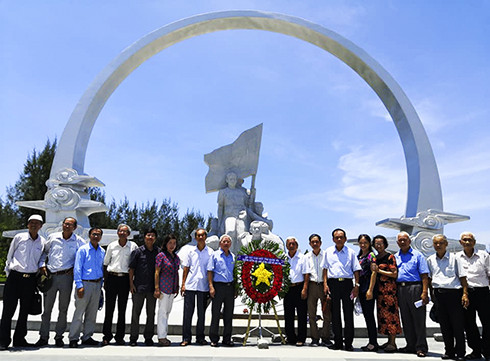 Ban Chấp hành Hội Cựu giáo chức tỉnh và huyện Cam Lâm đặt vòng hoa tại Khu tưởng niệm chiến sĩ Gạc Ma.