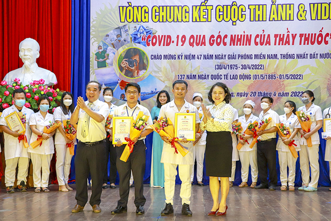 2 tác giả đoạt giải nhất cuộc thi &quot;Covid-19 qua góc nhìn của thầy thuốc&quot;