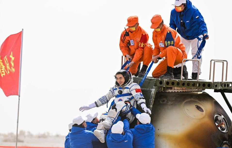 Nhà du hành vũ trụ Diệp Quang Phú trở về trái đất cùng tàu Thần Châu 13. (Ảnh: Tân Hoa Xã)