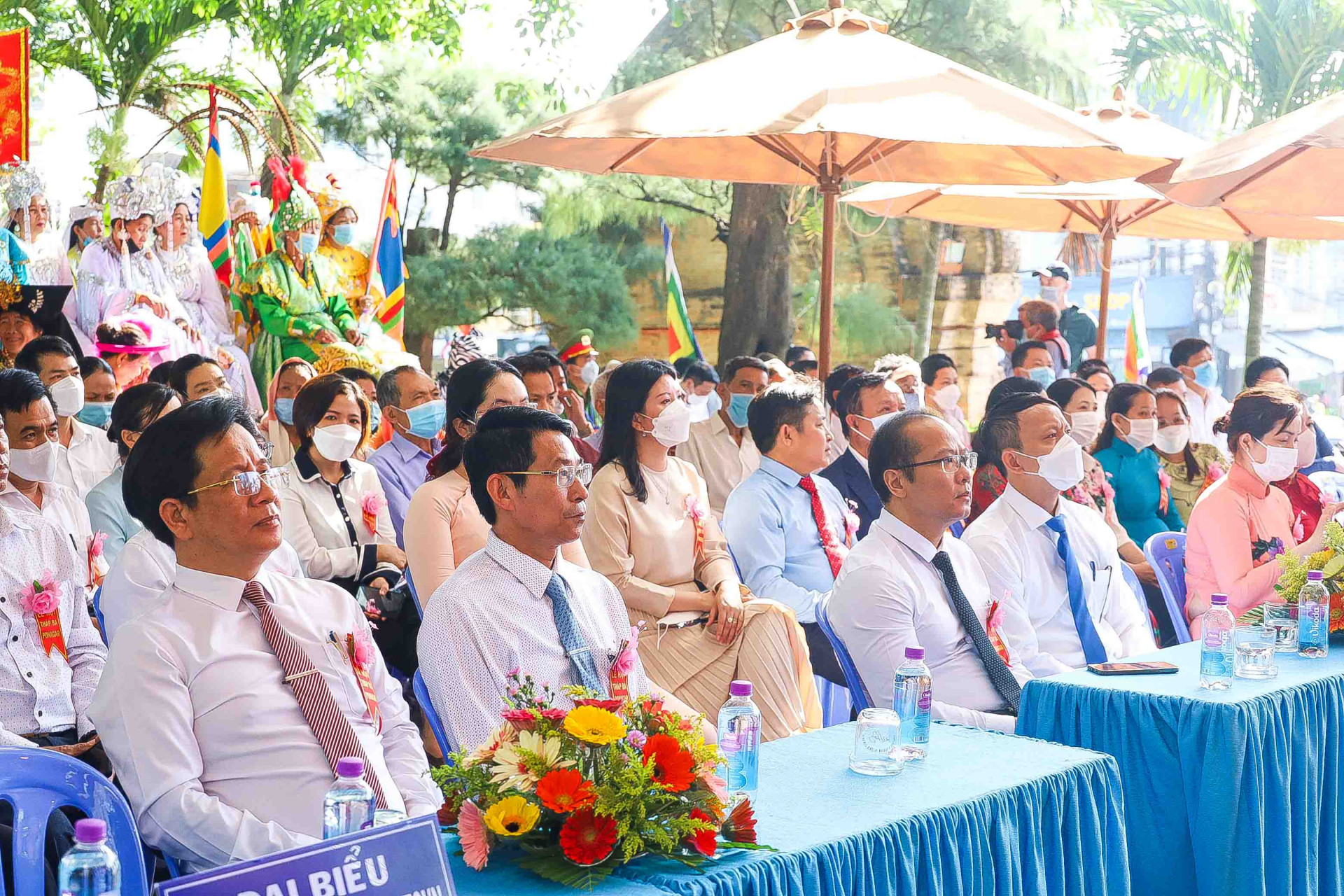 Các đại biểu dự khai mạc lễ hội Tháp Bà Ponagar. 