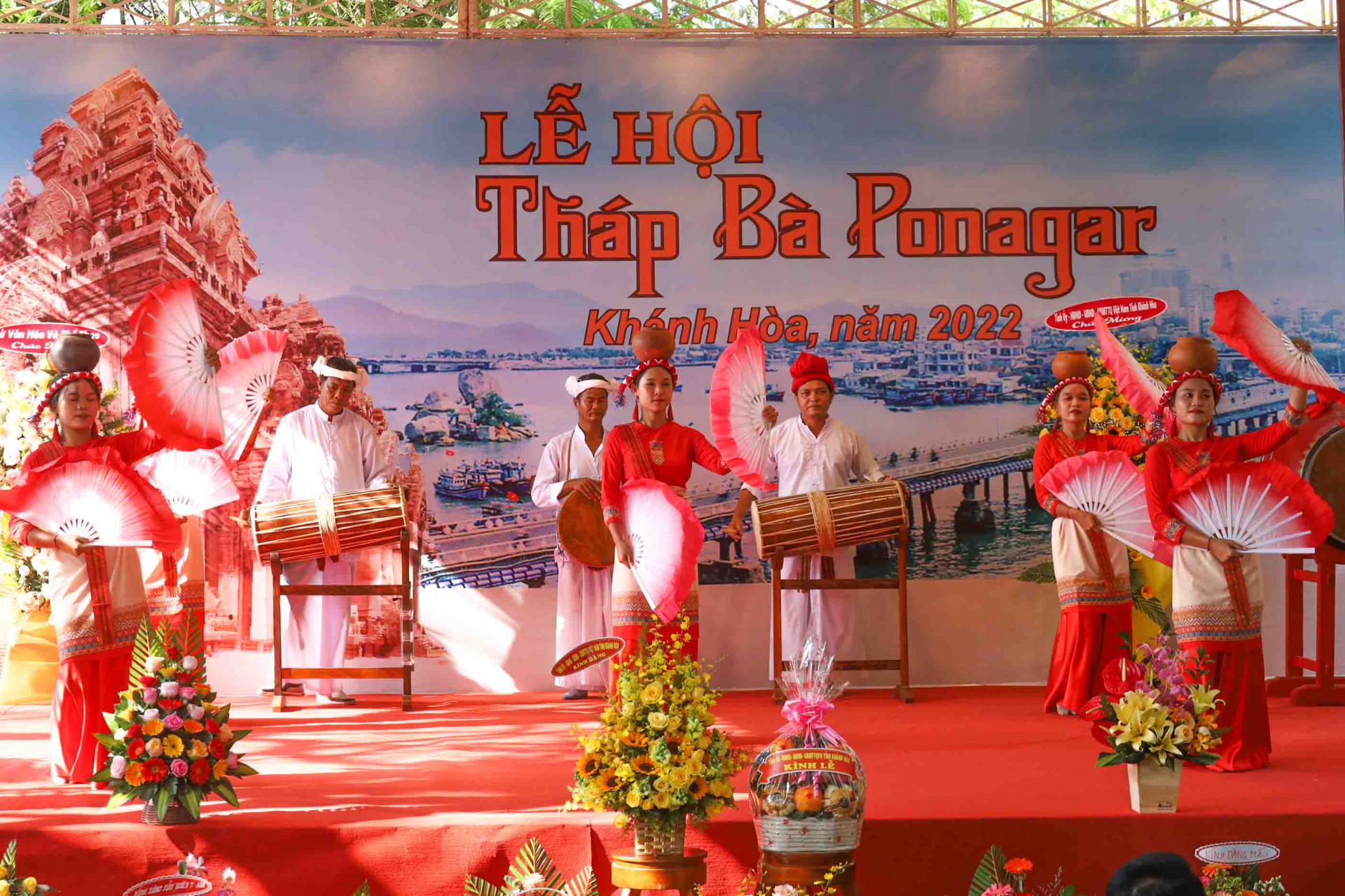 Tiết mục múa Chăm chào mừng lễ khai mạc lễ hội Tháp Bà Ponagar.