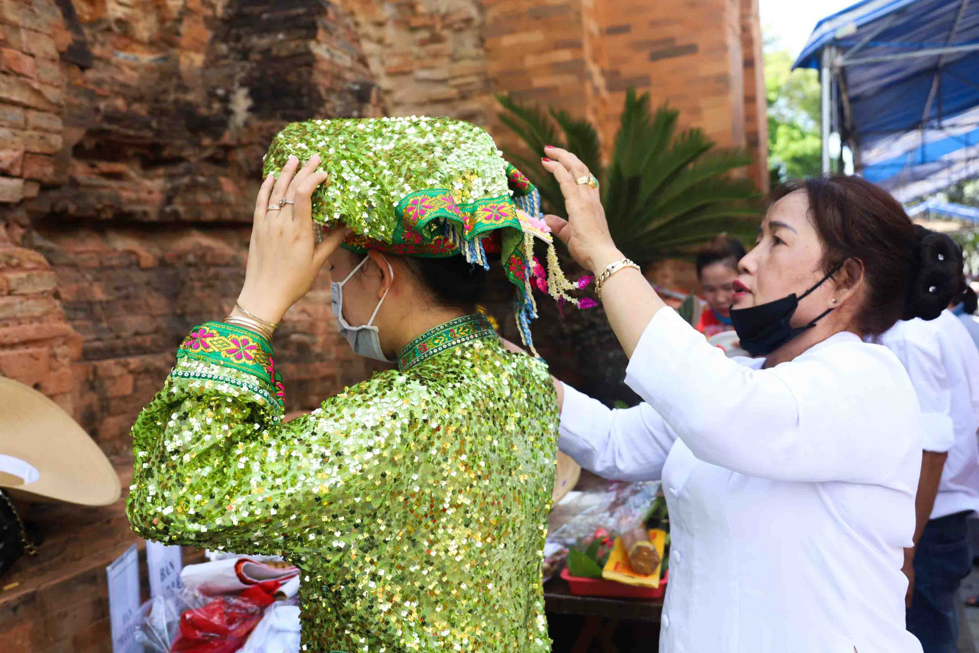 Thành viên của đoàn thực hành tín ngưỡng thờ Mẫu dân gian Thiên Linh Sơn Hải Cảnh (TP. Đà Nẵng) sửa soạn khăn y để vào lễ Mẫu.