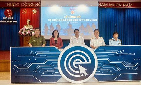 Đồng chí Đinh Văn Thiệu - Phó Chủ tịch UBND tỉnh (giữa) và các đại biểu thực hiện nghi thức kích hoạt hệ thống hoá đơn điện tử tại Khánh Hòa.