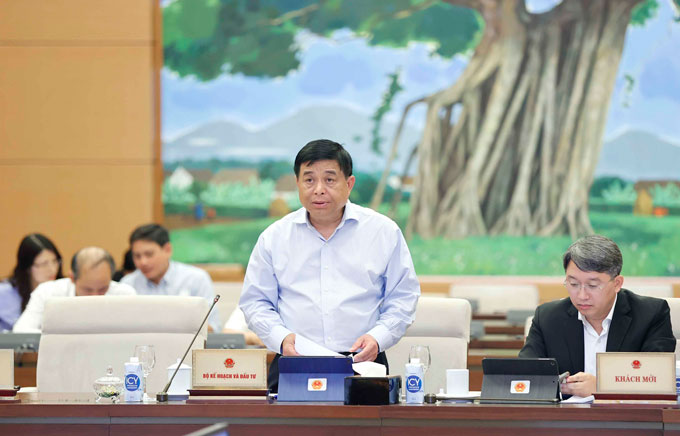 Bộ trưởng Bộ Kế hoạch và Đầu tư Nguyễn Chí Dũng trình bày tờ trình.