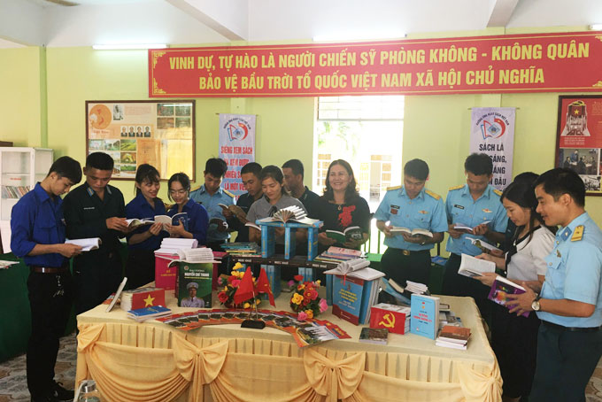 Cán bộ, chiến sĩ Tiểu đoàn 88 hưởng ứng Ngày Sách và văn hóa đọc Việt Nam năm 2022. 