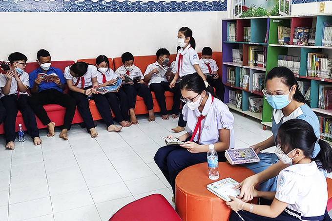 Các học sinh Trường Tiểu học Vĩnh Nguyên 2 đọc sách tại Phòng đọc thiếu nhi.