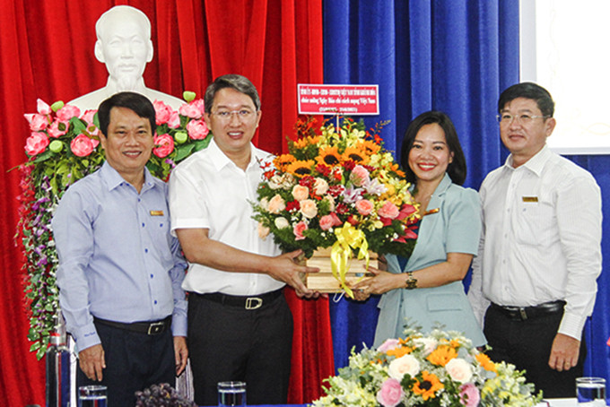 Bí thư Tỉnh ủy Nguyễn Hải Ninh tặng hoa chúc mừng Báo Khánh Hòa nhân kỷ niệm 96 năm ngày Báo chí cách mạng Việt Nam.