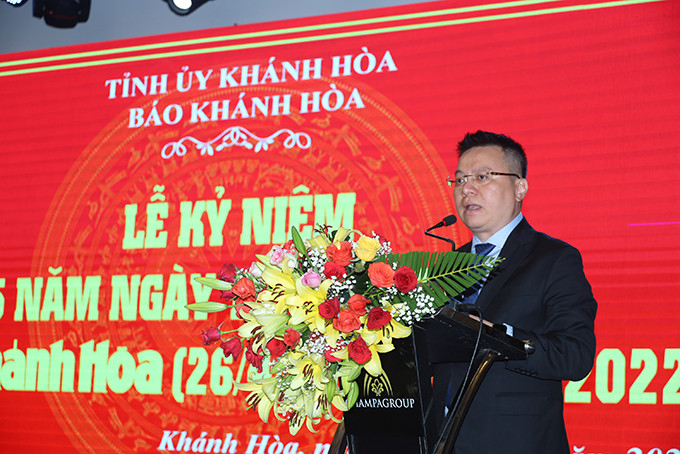 Ông Nguyễn Quốc Minh phát biểu tại buổi lễ kỷ niệm của Báo Khánh Hòa.