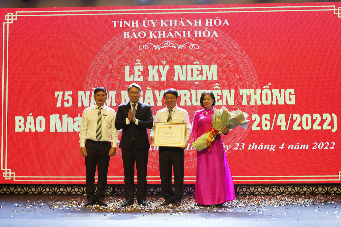 Ông Nguyễn Hải Ninh trao bằng khen của UBND tỉnh cho lãnh đạo Báo Khánh Hòa.