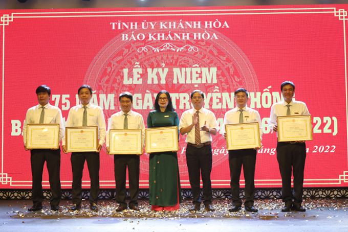 Ông Nguyễn Tấn Tuân trao bằng khen của UBND tỉnh cho các cá nhân xuất sắc.