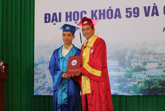 Sinh viên nhận bằng tốt nghiệp. 