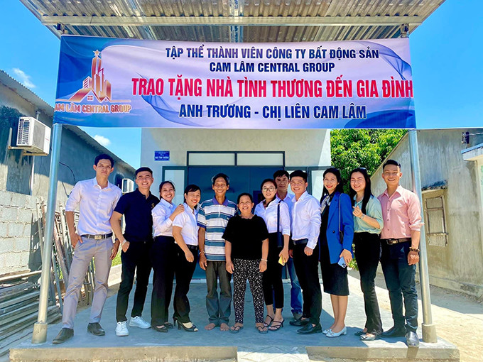 Vợ chồng ông Trương vui mừng bên căn nhà mới do Công ty Bất động sản Cam Lâm Central Group tài trợ