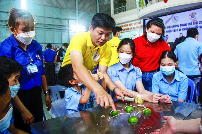 Các em tham gia hoạt động trải nghiệm làm bóng đèn bằng quả chanh. 