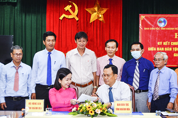 Ban Dân tộc tỉnh ký kết chương trình phối hợp với Hội Nông dân tỉnh, Sở Giáo dục và Đào tạo