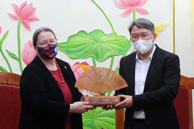 Ông Nguyễn Hải Ninh tặng quà lưu niệm cho bà Marie C. Damour – Tổng Lãnh sự Hoa Kỳ tại TP. Hồ Chí Minh.