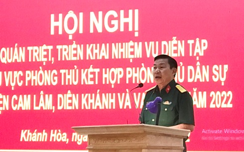Đại tá Lê Công Chín phát biểu tại hội nghị.