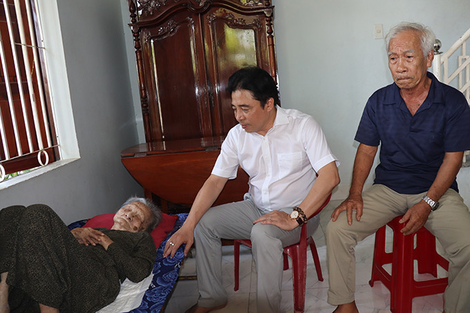 Đồng chí Nguyễn Khắc Toàn động viên gia đình bà Nguyễn Thị Ba