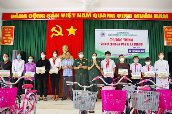 Ban tổ chức trao xe đạp cho các em học sinh nghèo hiếu học.