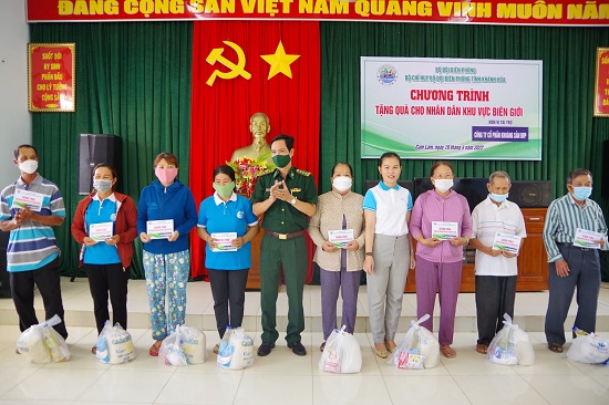 Trao các suât quà cho các hội PN, gia đình chính sách, hộ nghèo khu vực biên giới biển huyện.