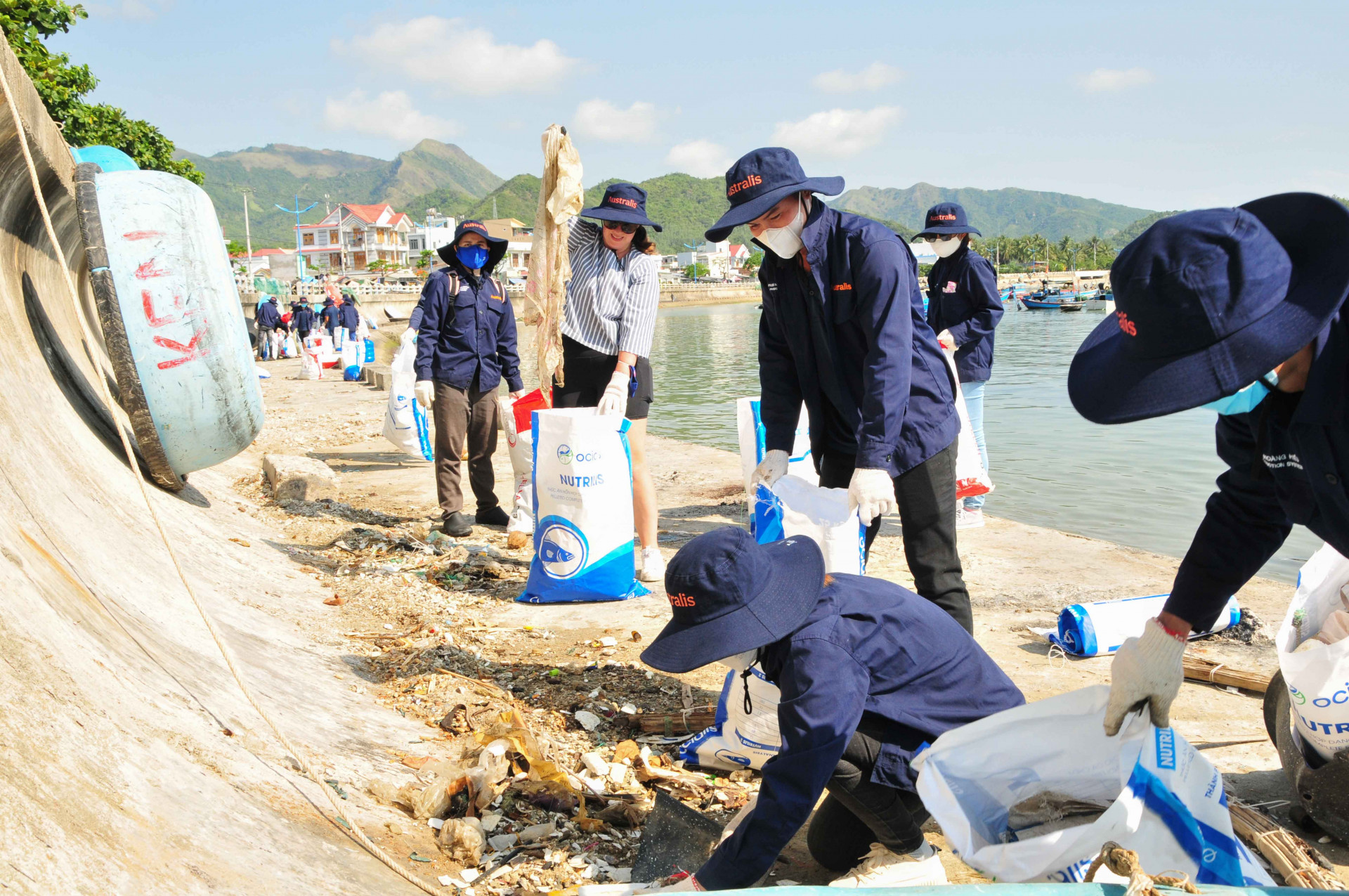 Các đại biểu tham gia thu gom rác dọc bờ biển khu vực xã Vĩnh Lương