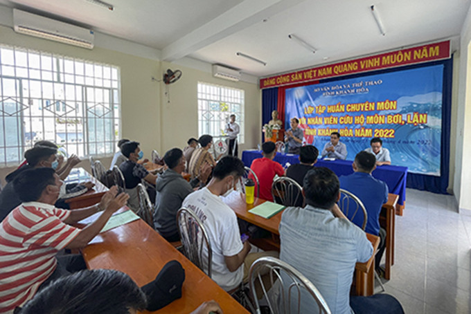 Khanh Hoa’s 2nd training course for lifeguards opens