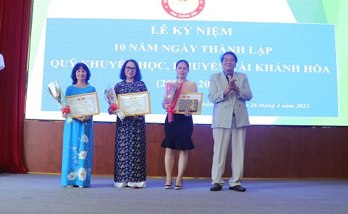Ông Phạm Văn Chi - nguyên Chủ tịch UBND tỉnh Khánh Hòa, Phó Chủ tịch Thường trực Hội đồng Quản lý Quỹ trao giấy khen của Quỹ cho các tập thể. 