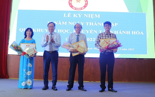 Ông Nguyễn Đắc Tài, nguyên Phó Chủ tịch UBND tỉnh trao giấy khen của Quỹ cho các cá nhân. 