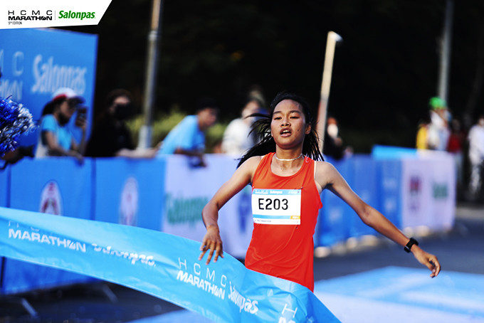 Athlete Nguyen Thi Thuy Van competing at Ho Chi Minh City Marathon Tournament 2022 (source: hcmmarathon.com)