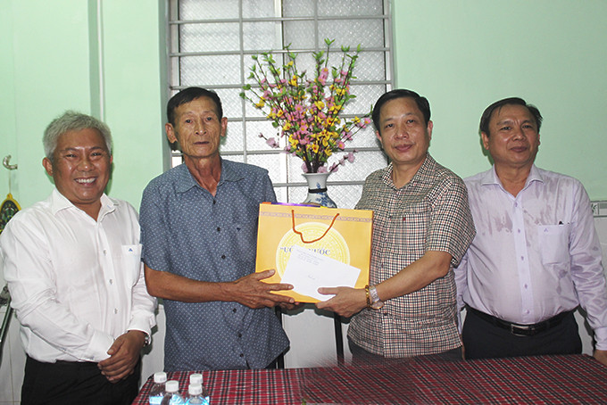 Ông Hà Quốc Trị thăm hỏi, tặng quà gia đình ông Lưu Minh Hựu.