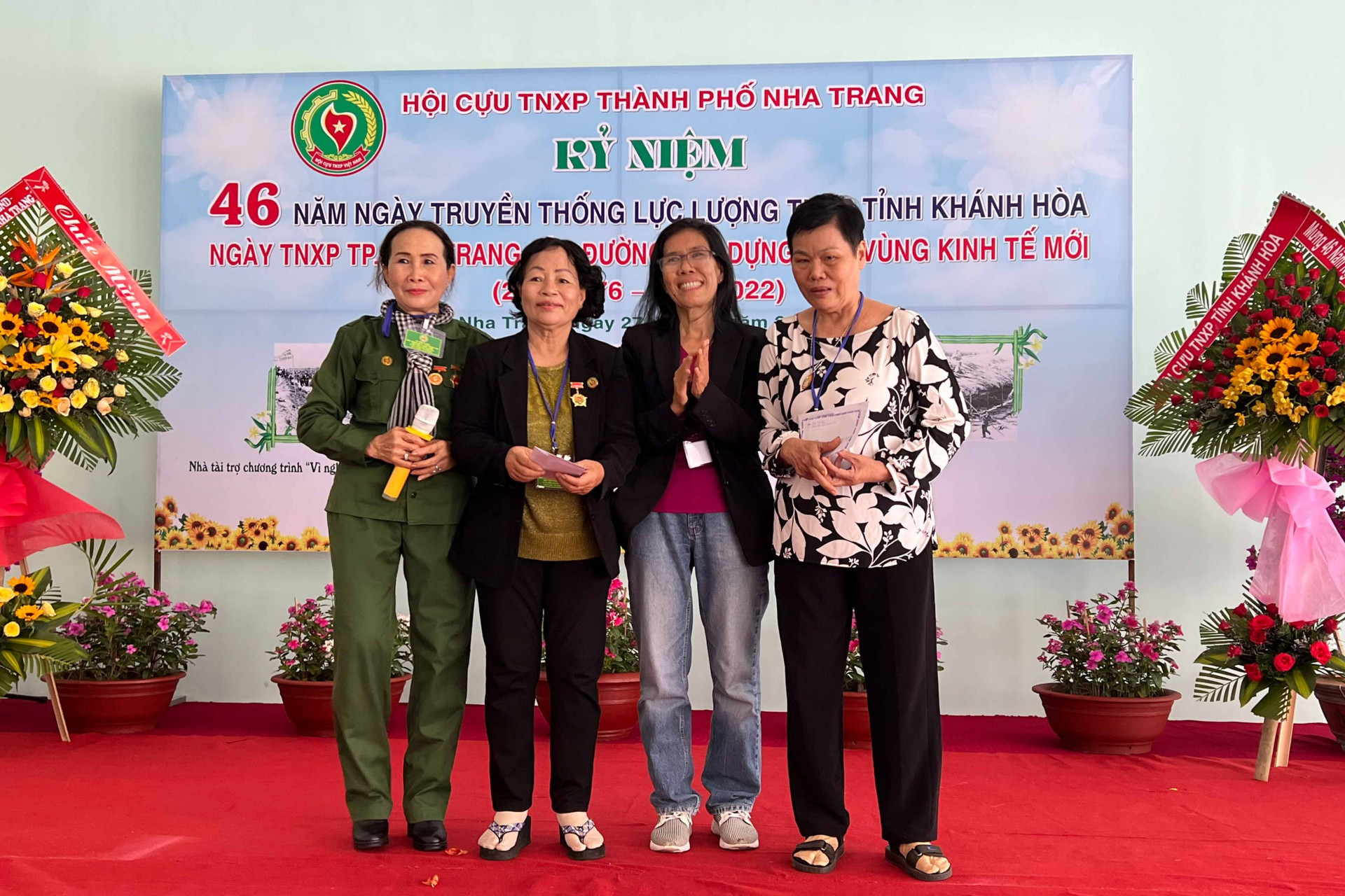 Hội Cựu TNXP tỉnh và Câu lạc bộ Nhà báo nữ Khánh Hoà trao hỗ trợ 2 phần quà cho 2 nữ cựu TNXP có hoàn cảnh khó khăn