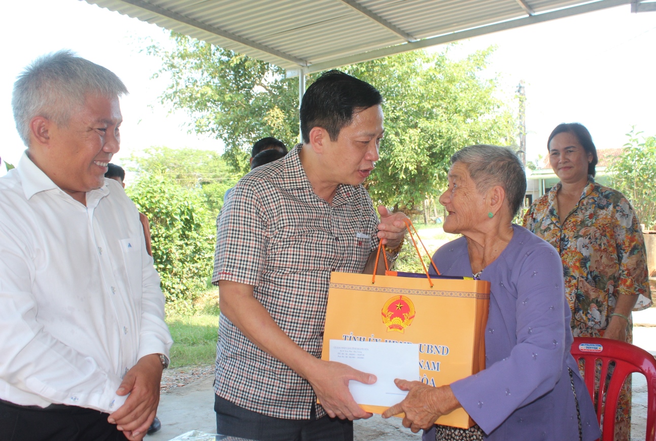 Ông Hà Quốc Trị thăm hỏi, tặng quà tại gia đình bà Nguyễn Thị Lờ.